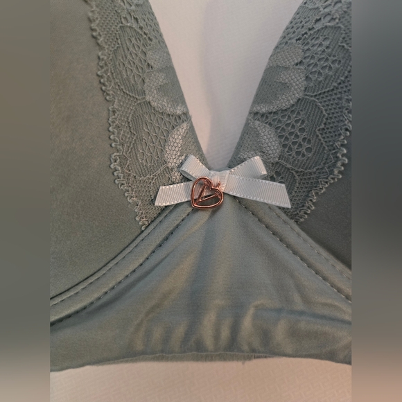 Victoria's Secret Bra - Picture 4 of 4